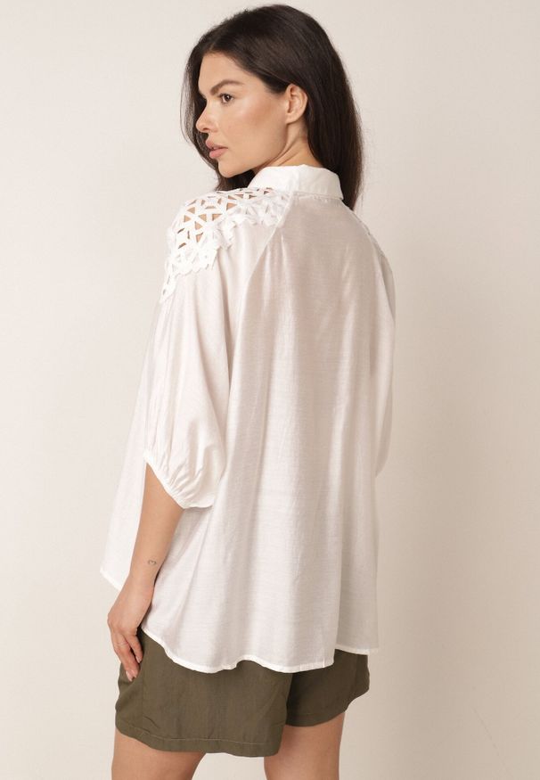 Born2be - Biała Koszula Oversize z Ażurową Wstawką na Ramionach Heleira. Okazja: na co dzień, do pracy. Kolor: biały. Materiał: jeans. Wzór: ażurowy. Styl: casual