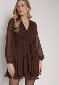 Born2be - Ciemnobrązowa Sukienka o Rozkloszowanym Kroju w Kropki Liasetia. Okazja: na co dzień. Kolor: brązowy. Wzór: kropki. Styl: casual, klasyczny