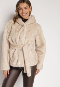 Born2be - Beżowa Kurtka Futerko z Kapturem i Wiązanym Paskiem Zetara. Okazja: na co dzień, na spacer. Typ kołnierza: kaptur. Kolor: beżowy. Materiał: futro. Styl: klasyczny, casual #5