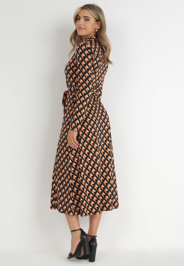 Born2be - Pomarańczowo-Czarna Sukienka Koszulowa Rozkloszowana Senecio. Okazja: na spotkanie biznesowe, na co dzień, na randkę, do pracy. Kolor: pomarańczowy. Materiał: dzianina, materiał. Wzór: geometria. Typ sukienki: koszulowe. Styl: biznesowy, casual, elegancki. Długość: midi