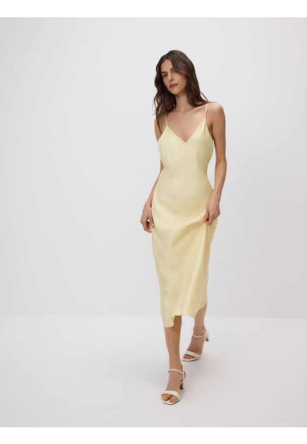 Reserved - Wiskozowa sukienka midi - jasnożółty. Kolor: żółty. Materiał: wiskoza. Typ sukienki: proste. Długość: midi