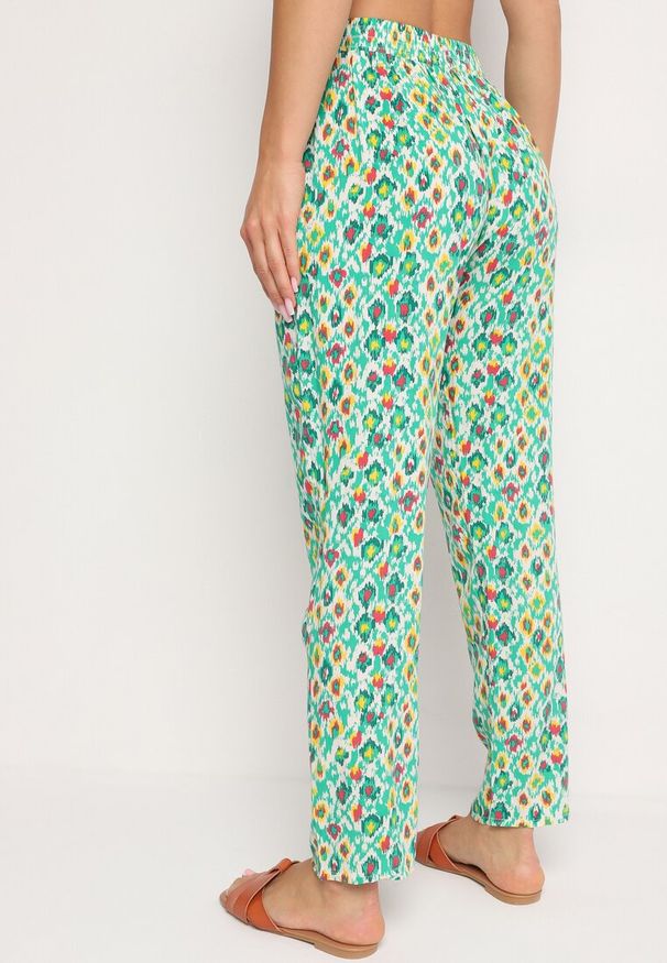 Born2be - Zielone Wiskozowe Spodnie z Wysokim Stanem i Gumką w Talii Calfea. Okazja: na co dzień. Stan: podwyższony. Kolor: zielony. Materiał: wiskoza. Styl: casual