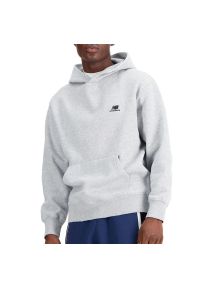 Bluza New Balance MT33586AG- szara. Okazja: na co dzień. Typ kołnierza: kaptur. Kolor: szary. Materiał: prążkowany, bawełna, poliester. Wzór: napisy. Styl: klasyczny, casual. Sport: koszykówka