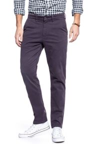 Wrangler - WRANGLER SPODNIE MĘSKIE CHINO AUBERGINE W16LRN450. Materiał: materiał