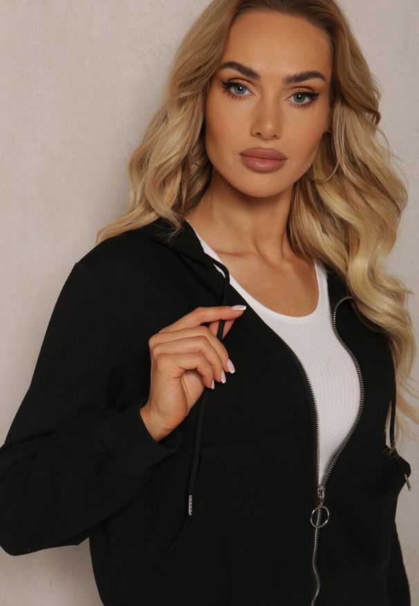 Renee - Czarna Casualowa Bluza z Ozdobnym Przeszyciem i Kapturem Siraca. Okazja: na co dzień. Kolor: czarny. Styl: casual