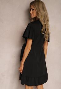 Renee - Czarna Kopertowa Sukienka z Ozdobną Falbanką Tinanis. Okazja: na co dzień. Kolor: czarny. Długość rękawa: krótki rękaw. Typ sukienki: kopertowe. Styl: casual #2
