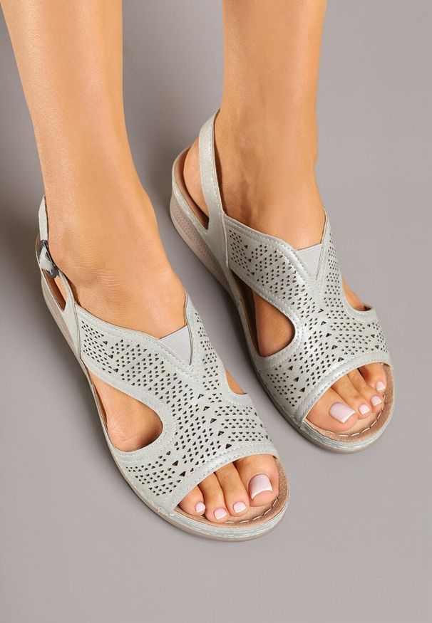 Born2be - Srebrne Sandały na Niskim Koturnie z Ażurową Cholewką Davisso. Okazja: na co dzień. Kolor: srebrny. Wzór: ażurowy. Sezon: lato. Obcas: na koturnie. Styl: elegancki, casual