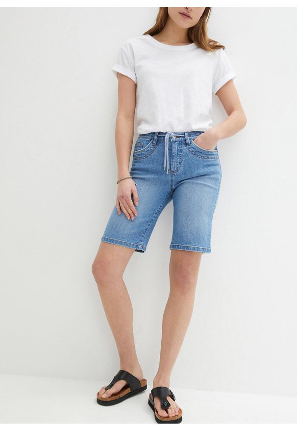 bonprix - Bermudy dżinsowe Slim Fit mid waist. Kolor: niebieski