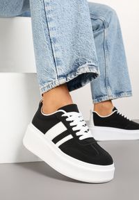 Born2be - Czarne Sneakersy Kultowe Tenisówki na Platformie z Koturnem Elisara. Okazja: na co dzień, na spacer. Zapięcie: sznurówki. Kolor: czarny. Materiał: jeans. Obcas: na koturnie. Sport: turystyka piesza