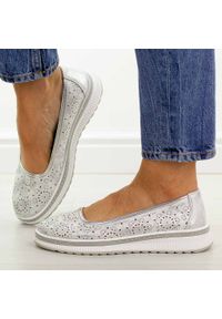 Srebrne ażurowe skórzane baleriny damskie S.Barski 7038. Okazja: na spacer, na co dzień. Nosek buta: okrągły. Zapięcie: bez zapięcia. Kolor: srebrny. Szerokość cholewki: normalna. Wzór: ażurowy. Materiał: skóra. Sezon: wiosna, jesień, lato. Styl: casual, elegancki, klasyczny #1