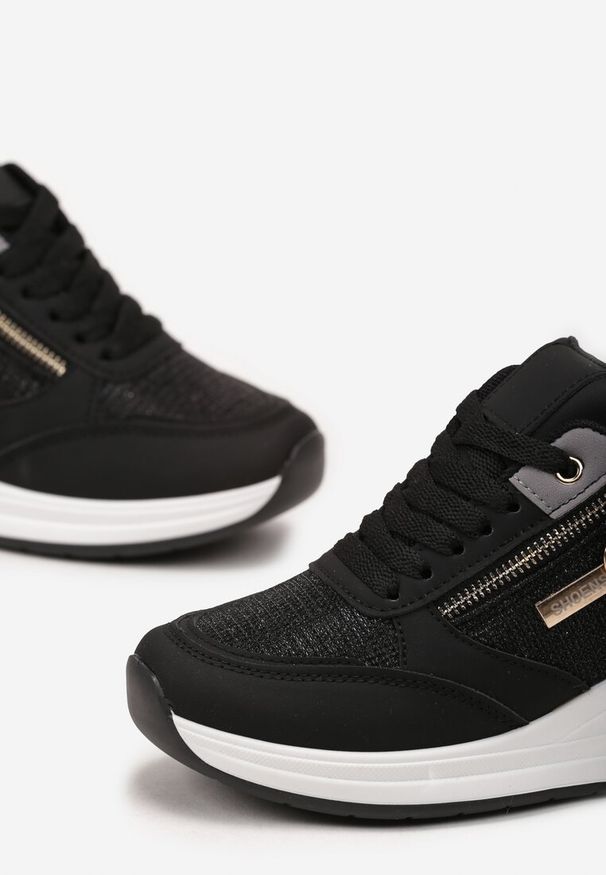 Born2be - Czarne Brokatowe Sneakersy na Koturnie z Metaliczną Wstawką i Suwakiem Pianese. Okazja: na co dzień. Wysokość cholewki: przed kostkę. Kolor: czarny. Szerokość cholewki: normalna. Wzór: aplikacja. Obcas: na koturnie
