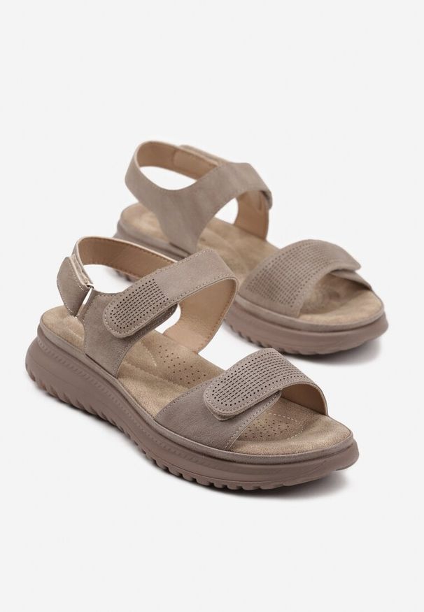 Born2be - Ciemnobeżowe Sandały z Ozdobną Perforacją Davillora. Okazja: na co dzień. Kolor: beżowy. Materiał: jeans. Obcas: na platformie. Styl: casual