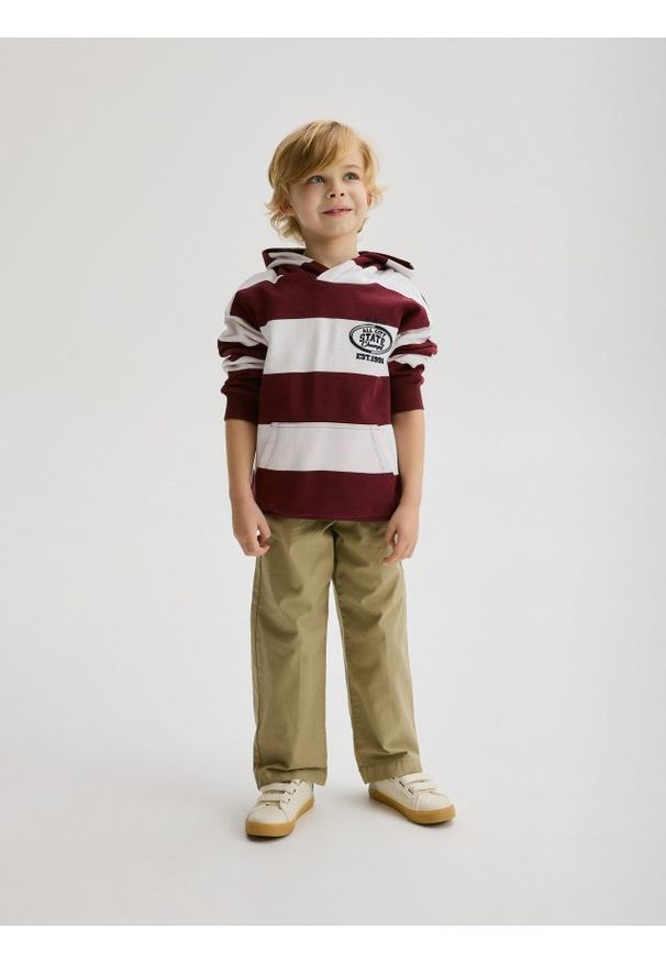 Reserved - Bluza z haftem - czerwony. Kolor: czerwony. Materiał: bawełna, dzianina. Wzór: haft