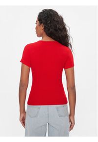 Tommy Jeans T-Shirt Badge DW0DW17881 Czerwony Slim Fit. Kolor: czerwony. Materiał: bawełna #4
