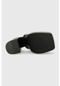 Steve Madden klapki skórzane Trixie damskie kolor czarny na słupku SM11002169. Kolor: czarny. Materiał: skóra. Wzór: gładki. Obcas: na słupku. Wysokość obcasa: średni #5