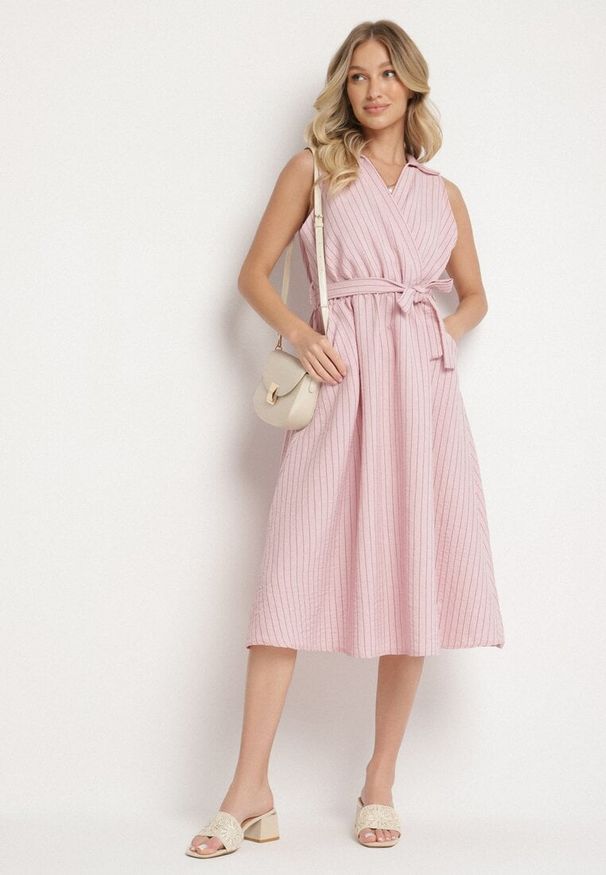 Born2be - Różowa Sukienka o Koszulowym Kroju Bez Rękawów z Wiązanym Paskiem Liriora. Okazja: na co dzień. Typ kołnierza: dekolt w kształcie V. Kolor: różowy. Długość rękawa: bez rękawów. Typ sukienki: koszulowe. Styl: klasyczny, casual