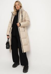 Born2be - Ciemnobeżowa Długa Kurtka Pikowana z Dwustronnym Suwakiem i Ściągaczami przy Kapturze Fezida. Okazja: na co dzień, na spotkanie biznesowe. Kolor: beżowy. Materiał: tkanina. Długość rękawa: długi rękaw. Długość: długie. Wzór: aplikacja. Styl: biznesowy, casual, elegancki #6