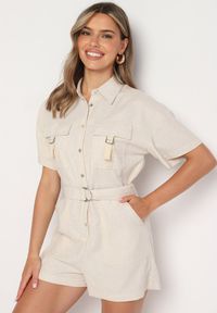 Born2be - Jasnobeżowy Kombinezon z Lnem i Wiskozą z Koszulową Górą i Materiałowym Paskiem z Klamrą Lolefia. Okazja: na co dzień. Kolor: beżowy. Materiał: wiskoza, materiał, len. Długość rękawa: krótki rękaw. Długość: krótkie. Styl: elegancki, casual, wizytowy #1