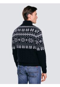 Big-Star - Sweter męski ze skandynawskim wzorem granatowy Kevino 403. Okazja: na co dzień. Typ kołnierza: kołnierzyk stójkowy. Kolor: niebieski. Materiał: dzianina, jeans. Długość: krótkie. Wzór: ze splotem. Styl: elegancki, casual, klasyczny #5