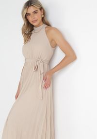 Born2be - Beżowa Plisowana Sukienka Maxi z Gumką w Pasie i Rozkloszowanym Dołem Tehe. Kolor: beżowy. Materiał: tkanina, materiał. Długość: maxi #5