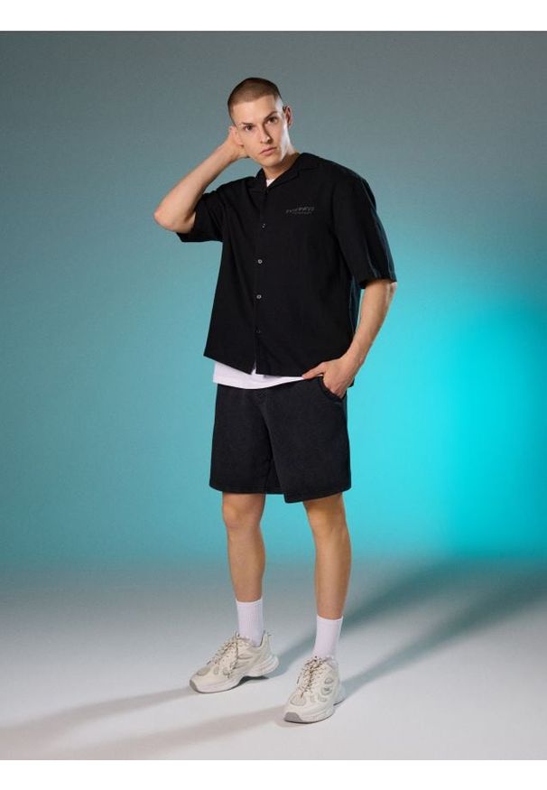 Sinsay - Koszula relaxed z krótkim rękawem z domieszką lnu - czarny. Kolor: czarny. Materiał: len. Długość rękawa: krótki rękaw. Długość: krótkie