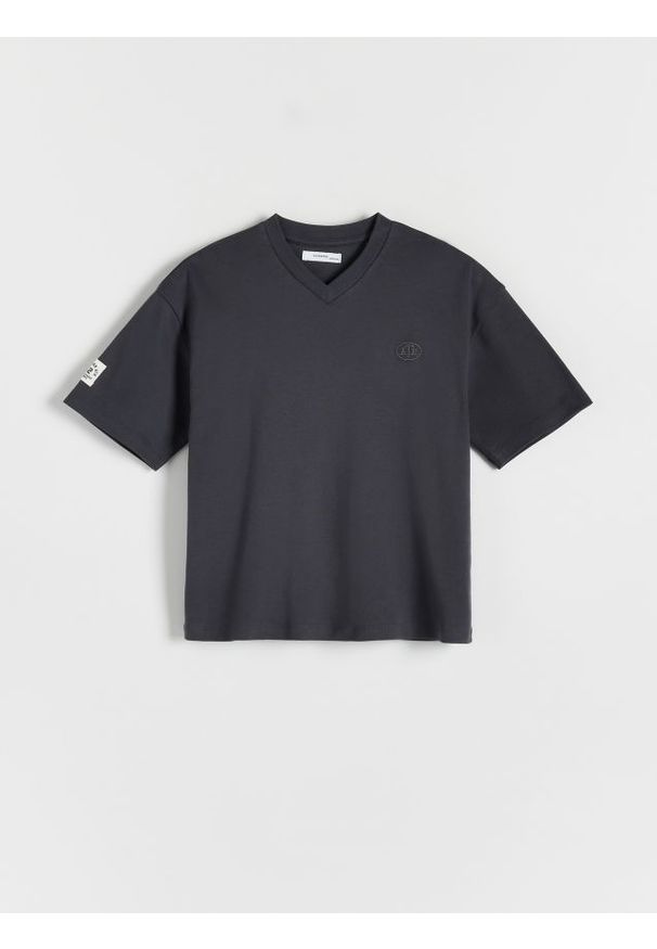 Reserved - T-shirt oversize z naszywką - ciemnoszary. Kolor: szary. Materiał: bawełna, dzianina. Wzór: aplikacja