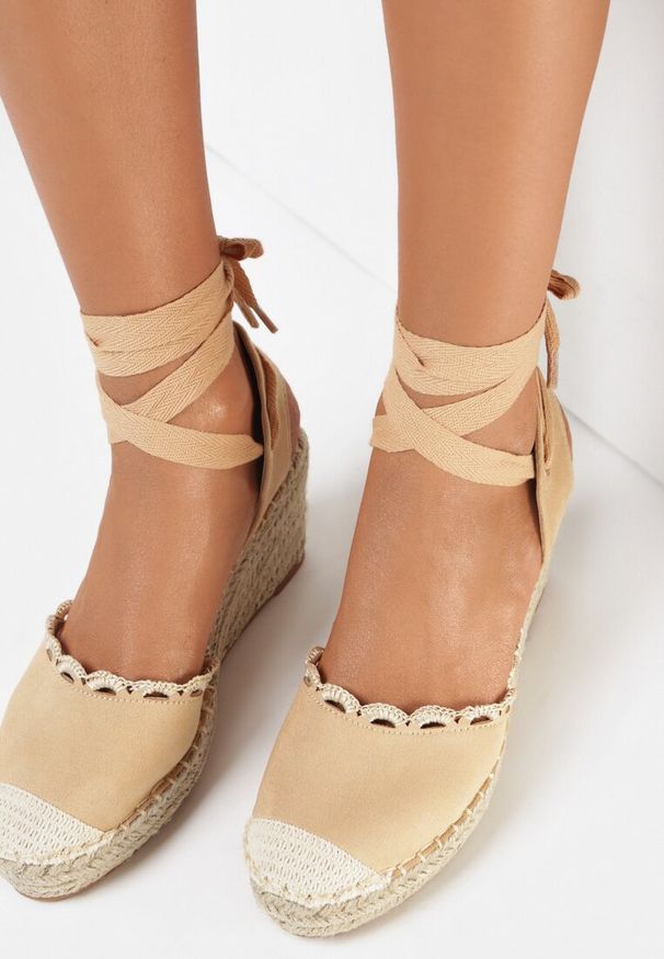 Born2be - Beżowe Sandały Genilyn. Nosek buta: okrągły. Zapięcie: pasek. Kolor: beżowy. Wzór: ażurowy, aplikacja, paski. Sezon: lato. Obcas: na koturnie. Wysokość obcasa: średni