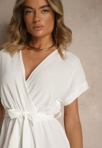 Renee - Biała Sukienka o Rozkloszowanym Kroju z Paskiem i Falbanami Addea. Kolor: biały. Typ sukienki: rozkloszowane. Styl: elegancki