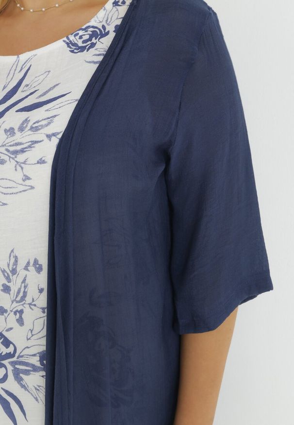 Born2be - Granatowo-Biała Trapezowa Sukienka Midi z Bawełny w Kwiaty i Narzutka Elephira. Kolor: niebieski. Materiał: bawełna. Długość rękawa: bez rękawów. Wzór: kwiaty. Typ sukienki: trapezowe. Długość: midi