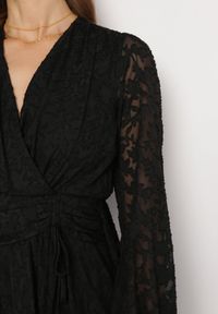Born2be - Czarna Rozkloszowana Sukienka Mini z Plumeti o Kopertowym Kroju Tayeta. Kolor: czarny. Materiał: tkanina. Typ sukienki: kopertowe. Długość: mini #5