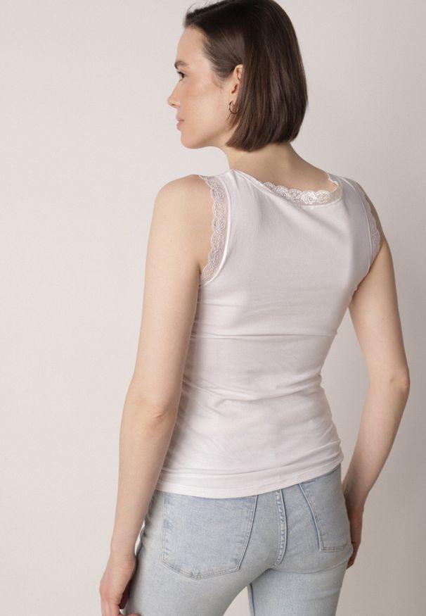 Born2be - Biały Bawełniany Top z Koronkową Górą Beralia. Kolor: biały. Materiał: bawełna, koronka. Wzór: aplikacja