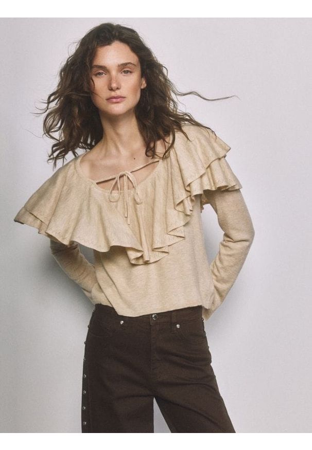 Reserved - Sweter z falbaną - beżowy. Kolor: beżowy. Materiał: dzianina, wiskoza