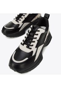 Wittchen - Damskie sneakersy z połyskującą wstawką czarno-beżowe. Kolor: wielokolorowy, beżowy, czarny. Materiał: zamsz, skóra. Obcas: na platformie #4