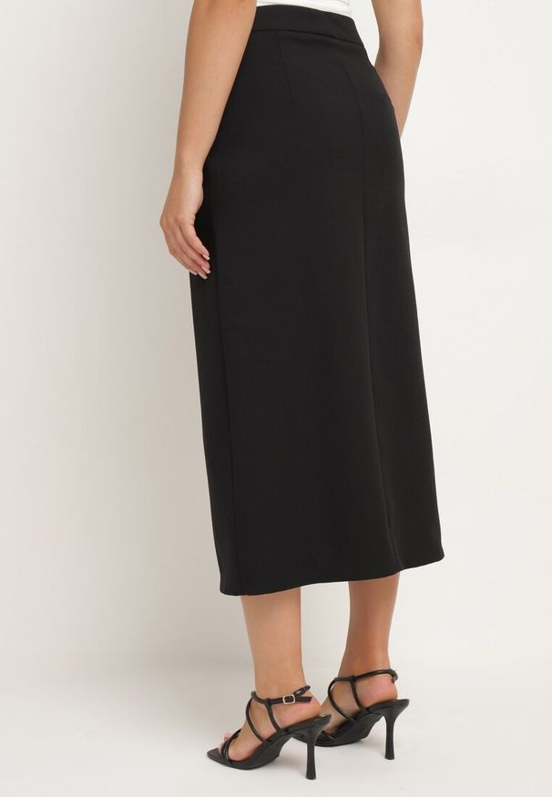 Born2be - Czarna Kopertowa Spódnica Zapinana na Suwak z Rozcięciem i Imitacją Kieszeni Tiamanette. Kolor: czarny. Materiał: dzianina. Styl: elegancki