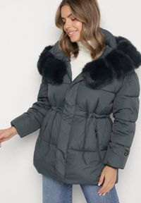 Born2be - Ciemnozielona Kurtka z Pikowanymi Przeszyciami i Kapturem z Futerkiem Galiadia. Okazja: na spacer, na co dzień. Kolor: zielony. Materiał: futro. Styl: casual, klasyczny, sportowy #6