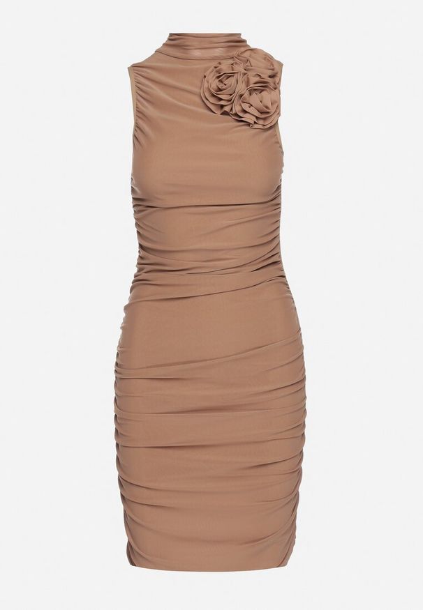 Born2be - Beżowa Dopasowana Sukienka Bodycon z Aplikacją w Kształcie Kwiatu i Marszczeniami Frinea. Okazja: na co dzień, do pracy. Kolor: beżowy. Wzór: aplikacja, kwiaty. Typ sukienki: bodycon. Styl: elegancki, casual