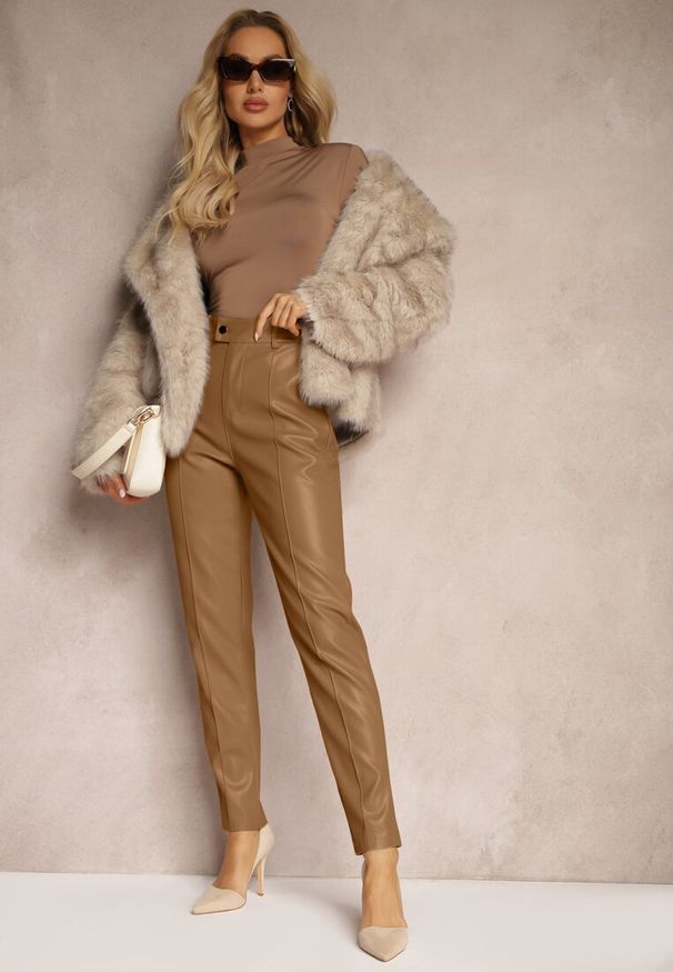 Renee - Jasnobrązowe Spodnie o Kroju Slim High Waist z Imitacji Skóry Iritharia. Okazja: na co dzień. Stan: podwyższony. Kolor: brązowy. Materiał: skóra. Styl: casual, elegancki