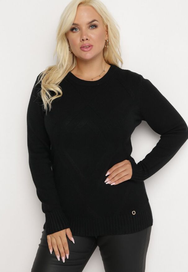 Born2be - Czarny Sweter z Przeszyciami Maialle. Kolor: czarny. Długość rękawa: długi rękaw. Długość: długie. Styl: klasyczny