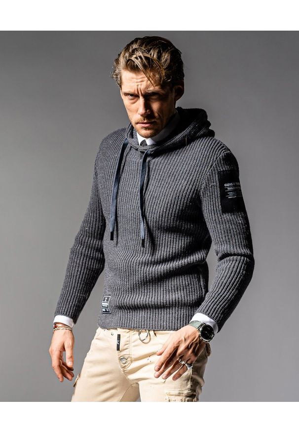 GUNS & TUXEDOS - Szary sweter z kapturem Cold Sunrise. Okazja: na co dzień. Typ kołnierza: kaptur. Kolor: szary. Materiał: materiał, jeans, wełna. Wzór: aplikacja. Styl: casual, elegancki