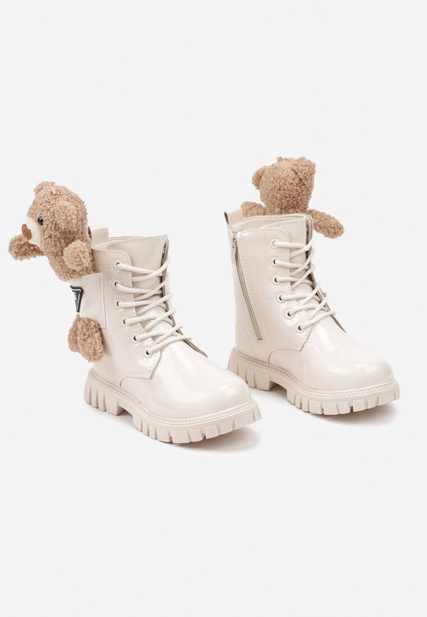 Born2be - Beżowe Płaskie Botki Lakierowane z Misiem Ivathia. Okazja: na co dzień. Kolor: beżowy. Materiał: lakier. Wzór: kolorowy. Styl: casual, elegancki
