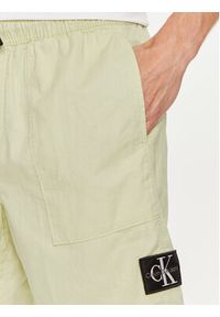 Calvin Klein Jeans Szorty materiałowe J30J325475 Zielony Regular Fit. Kolor: zielony. Materiał: bawełna