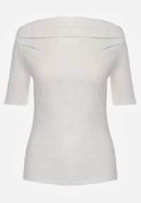 Born2be - Biała Bluzka z Cyrkoniami i Dekoltem w Łódkę Saloriel. Okazja: na co dzień. Kolor: biały. Materiał: poliester, skóra, jeans. Wzór: aplikacja. Styl: casual, wizytowy #2