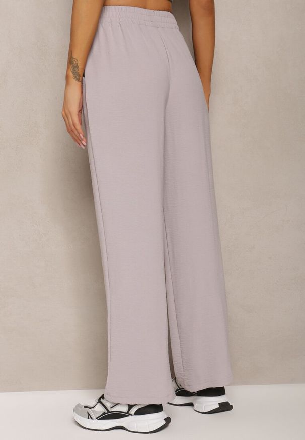 Renee - Jasnoszare Spodnie Luźne o Szerokich Nogawkach z Łańcuszkiem zamiast Troczka Ostaria. Okazja: do pracy, na spotkanie biznesowe. Stan: podwyższony. Kolor: szary. Wzór: aplikacja. Styl: biznesowy