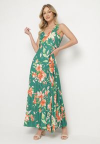 Born2be - Ciemnozielona Sukienka o Rozkloszowanym Kroju z Plisami i Dekoltem w Serek Nitolina. Okazja: na co dzień, na spacer. Typ kołnierza: dekolt w serek. Kolor: zielony. Materiał: jeans. Długość rękawa: na ramiączkach. Typ sukienki: rozkloszowane. Styl: casual #1