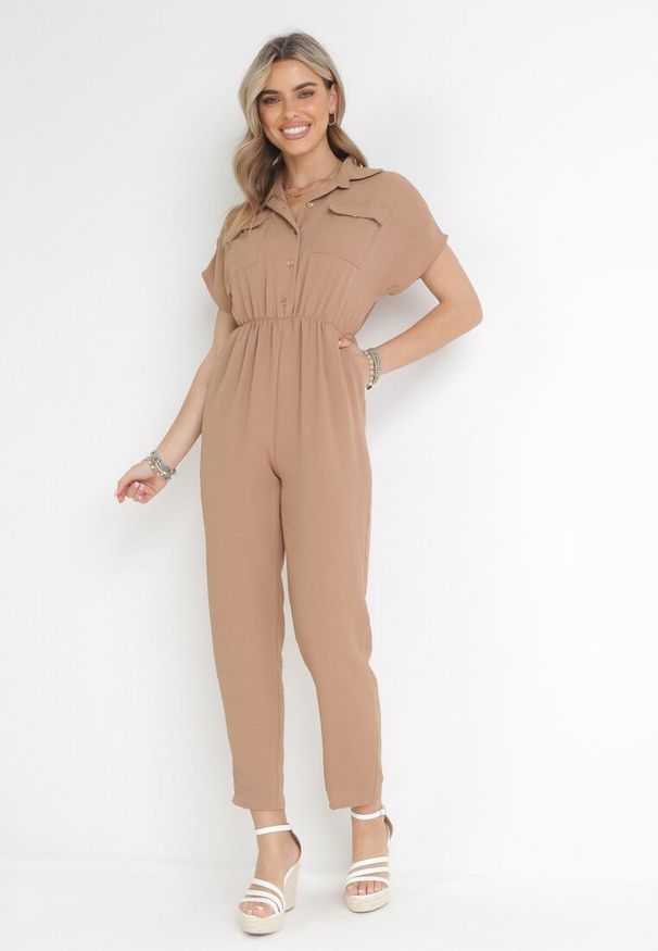 Born2be - Ciemnobeżowy Kombinezon Aliker. Okazja: na co dzień. Kolor: beżowy. Długość rękawa: krótki rękaw. Długość: krótkie. Wzór: aplikacja. Styl: casual, elegancki