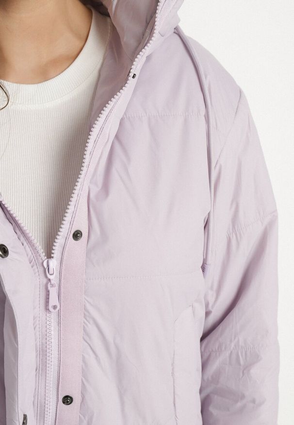 Born2be - Jasnofioletowa Pikowana Kurtka z Kapturem i Lekkim Ociepleniem Ninirila. Okazja: na spacer. Typ kołnierza: kaptur. Kolor: fioletowy. Materiał: jeans. Długość: krótkie. Styl: klasyczny, elegancki