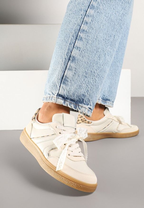 Renee - Beżowe Sneakersy Typu Kultowe Tenisówki z Ozdobną Odpinaną Kokardą Korilinda. Okazja: na imprezę, na co dzień. Kolor: beżowy. Materiał: jeans