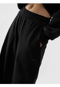 4f - Spodnie dresowe z szerokimi nogawkami damskie - czarne. Kolor: czarny. Materiał: dresówka