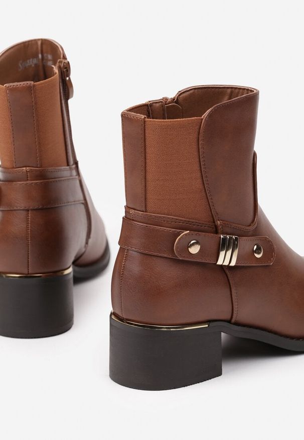 Born2be - Brązowe Botki na Obcasie Ozdobione Metalicznymi Aplikacjami Lorimi. Okazja: na co dzień. Kolor: brązowy. Materiał: guma, jeans. Wzór: aplikacja. Obcas: na obcasie. Styl: elegancki, casual. Wysokość obcasa: średni