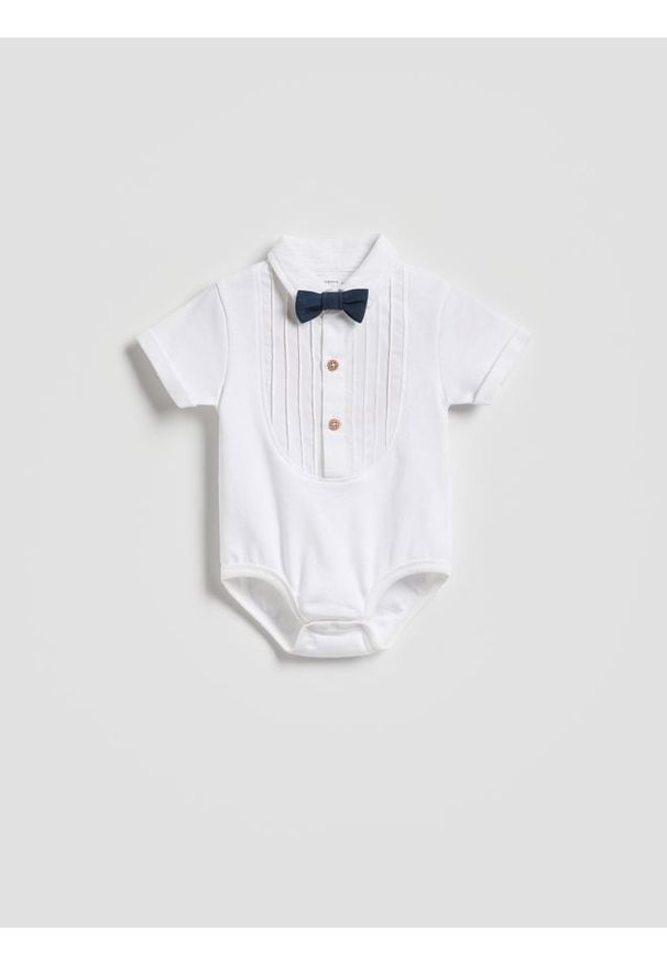 Reserved - Eleganckie body z muchą - biały. Kolor: biały. Materiał: dzianina, bawełna